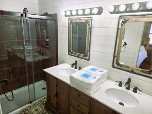 Ένα μπάνιο στο Ozark Hills Hideaway +15 φωτογραφίες