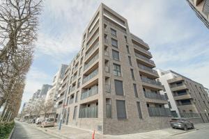 ボビニーにあるProche Métro 5 et tram, parking, résidence neuveの街路沿いの高層アパート
