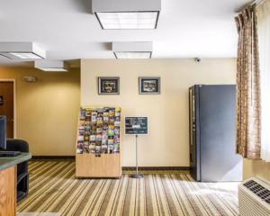 Rodeway Inn & Suites Hershey في هيرشي: غرفة انتظار مع ثلاجة في مكتب