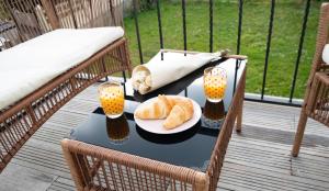 un tavolo con un piatto di pane e luci su un ponte di Le Vitry - Calme, terrasse, proche Paris a Vitry-sur-Seine