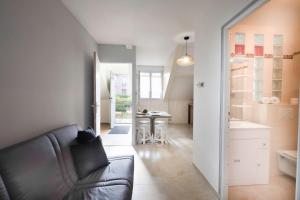 un soggiorno con un divano e un tavolo di Le Vitry - Calme, terrasse, proche Paris a Vitry-sur-Seine