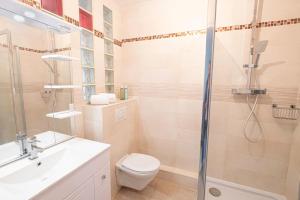 un bagno con doccia, WC e lavandino di Le Vitry - Calme, terrasse, proche Paris a Vitry-sur-Seine Altre 2 foto