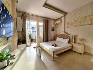 Un dormitorio con una cama en una habitación con ventana. en F F HOUSE Homestay, en Ho Chi Minh 25 fotos más