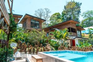 博卡斯德尔托罗MALU Cabins的一栋前面有游泳池的房子