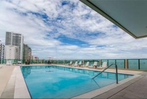 a large swimming pool on the roof of a building at Edificio de Apartamentos Colón Miramar in Salinas