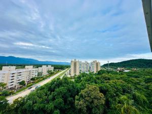 伯迪亚哥Cyclinn Riviera All Time的有树木和建筑物的城市景观