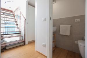 Koupelna v ubytování Beautiful loft near Navigli + 32 fotografií