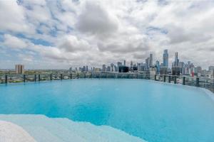 メルボルンにあるThe Oasis - Brand NEW 2Bedroom APT with Parking, Heated Pool and GYMの建物の屋上にある大きなプール