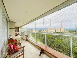 伯迪亚哥Cyclinn Riviera All Time的阳台设有长椅,享有城市美景。