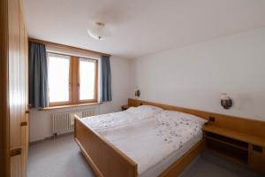 Uma cama ou camas num quarto em Quiet corner with charm in Obergesteln