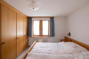 Uma cama ou camas num quarto em Quiet corner with charm in Obergesteln
