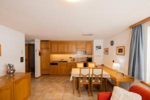 A cozinha ou kitchenette de Quiet corner with charm in Obergesteln