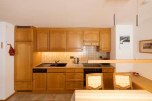 A cozinha ou kitchenette de Quiet corner with charm in Obergesteln