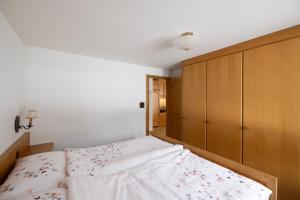 Uma cama ou camas num quarto em Quiet corner with charm in Obergesteln