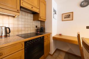 A cozinha ou kitchenette de Quiet corner with charm in Obergesteln