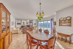 een eetkamer met een tafel en stoelen bij Casa Alto de Santo Antonio in São Brás de Alportel