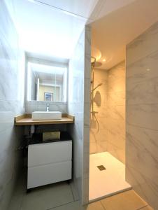 ein Badezimmer mit Waschbecken und Dusche in der Unterkunft Appartement cosy Vue Mer et Montagne in Sari Solenzara