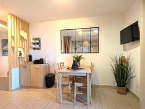 ein Esszimmer mit Tisch und Stühlen in der Unterkunft Appartement cosy Vue Mer et Montagne in Sari Solenzara