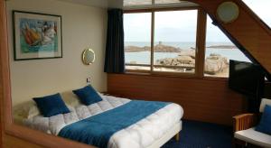 Postel nebo postele na pokoji v ubytování Hotel De La Mer