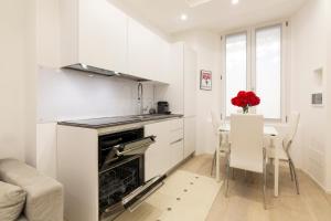 een keuken en eetkamer met een fornuis en een tafel bij Campus Bligny - Bocconi District in Milaan
