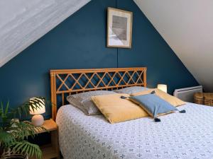 Postel nebo postele na pokoji v ubytování La petite enseigne - Chez Hélène - Gîtes en baie