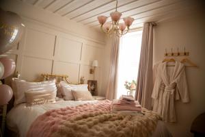 Ένα ή περισσότερα κρεβάτια σε δωμάτιο στο AnnieRose Cottage- Luxury 3bedroom Cottage with Hot Tub