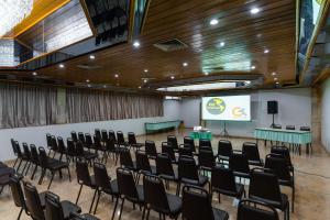 a conference room with chairs and a screen in it at Hotel Pan Americano in Sao Paulo