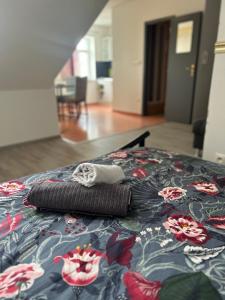 un cuscino su un letto con dei fiori sopra di 1st May Plaza a Bratislava