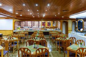 a dining room with tables and chairs in a restaurant at Hotel Pan Americano in São Paulo
