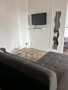 un soggiorno con un divano e una TV di 1st May Plaza a Bratislava