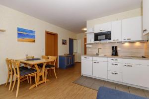 Kuchyň nebo kuchyňský kout v ubytování Yachthafenresidenz-Wohnung-9309-906