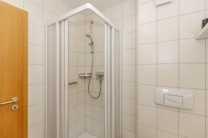 Koupelna v ubytování Yachthafenresidenz-Wohnung-9309-906