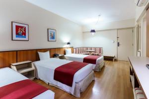 サンパウロにあるホテル パン アメリカーノのベッド2台とテーブルがあるホテルの部屋 +18枚の写真