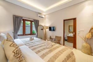 Katil atau katil-katil dalam bilik di Sunterra 3- Luxury 3Bedroom Villa in Canggu with Private Pool - Exclusive Special Promo