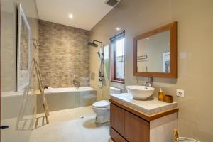 Bilik mandi di Sunterra 3- Luxury 3Bedroom Villa in Canggu with Private Pool - Exclusive Special Promo