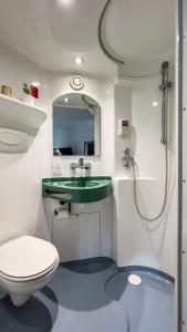 Bilik mandi di Fasthotel Le Mans Nord FH CONFORT