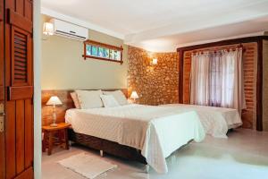 a bedroom with a large bed and a window at Pousada Fruta Pão in Barra Grande