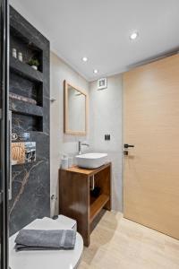 ein Badezimmer mit Waschbecken und Toilette in der Unterkunft Carina Studios Lefkada 1 in Lefkada Town + 15 Fotos