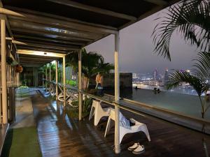 Balkón nebo terasa v ubytování KL Infinity Luxury Skypool hostel