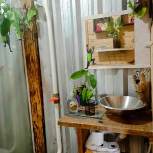 un bagno con lavandino su un tavolo in legno di CASA Vida a São Francisco do Sul