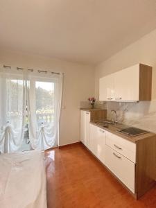 Kuchyň nebo kuchyňský kout v ubytování Apartments D&A