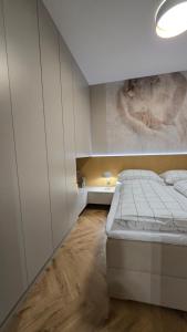 Ένα ή περισσότερα κρεβάτια σε δωμάτιο στο BoleslaviaApartments - Apartament Home, air condition, parking free