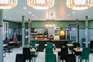 a restaurant with tables and chairs and a counter at FASTHOTEL Le Mans Nord Saint-Saturnin - UN FH CONFORT in Saint-Saturnin