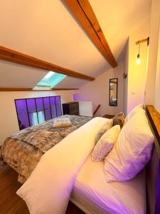 a bedroom with a large bed with pillows on it at Appart Mezzanine, Centre-ville in Istres