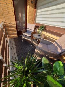a patio with chairs and a table on a porch at Ferienwohnung in einer idyllischen Lage in Bremerhaven