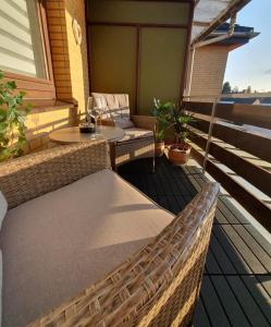 a patio with a table and a chair on a deck at Ferienwohnung in einer idyllischen Lage in Bremerhaven
