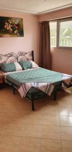 due letti singoli in una stanza con finestra di appartement agadir boulvard hassan ad Agadir