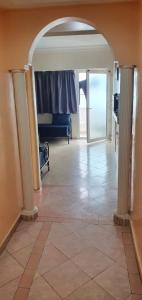 un corridoio con arco e una camera con letto di appartement agadir boulvard hassan ad Agadir