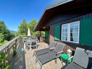 Μπαλκόνι ή βεράντα στο Authentic mountain cabin with river at 900m lake