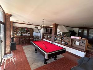 Biliár nebo kulečník v ubytování Habitaciones en Casa Golf con Piscina